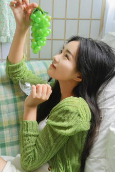 他突然掏出润滑液抹在我屁屁里